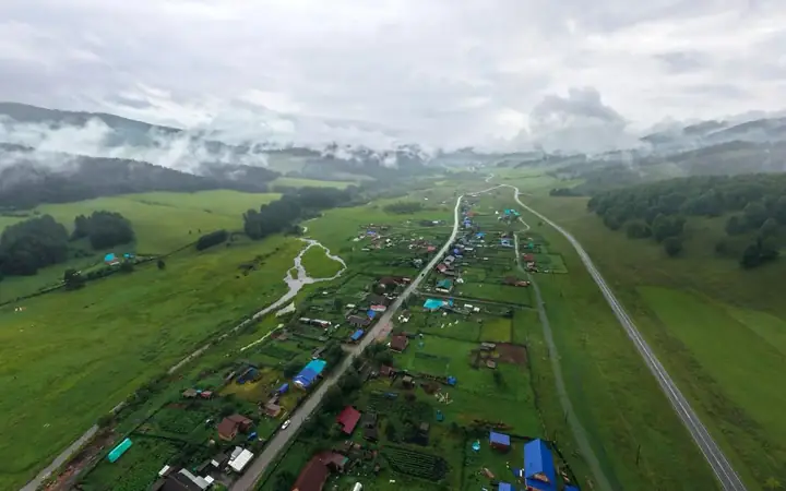 Село в долине Горного Алтая, вид с дрона