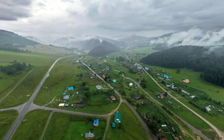 Село Александровка в долине, вид с дрона