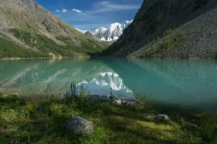 Нижнее Шавлинское озеро и горы